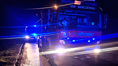 Samochód uderzył w drzewo i spłonął. Nie żyje kierowca. Samochód uderzył w drzewo i spłonął. Nie żyje kierowca.